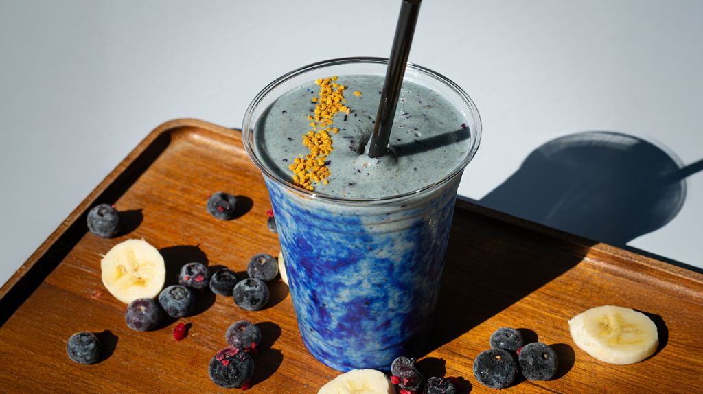 healthy nourish smoothie with blueberries and banana